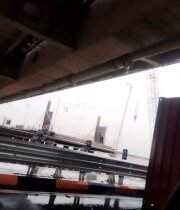 بالفيديو سائق شاحنة لنقل الحاويات يصطدم بمجسر شارع ابو نؤاس اسفل الجسر المعلق مم…