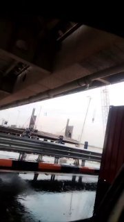 بالفيديو سائق شاحنة لنقل الحاويات يصطدم بمجسر شارع ابو نؤاس اسفل الجسر المعلق مم…