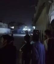 مفرقعات وقنابل صوتية يرمي بها انصار التيار الصدري صوب ابناء الاجهزة الامنية المك…