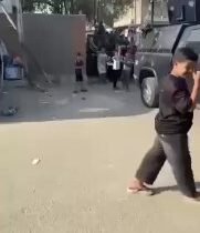 بالحرق ورمي الحجارة..انصار التيار الصدري قبل قليل من امام احد المراكز الانتخابية…