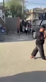 بالحرق ورمي الحجارة..انصار التيار الصدري قبل قليل من امام احد المراكز الانتخابية…