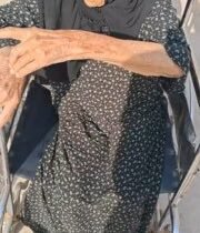 السيدات من كبار السن “عجايز البخت” يشاركن في التوافد والحضور للتصويت والانتخاب ا…