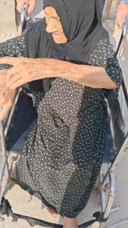 السيدات من كبار السن “عجايز البخت” يشاركن في التوافد والحضور للتصويت والانتخاب ا…