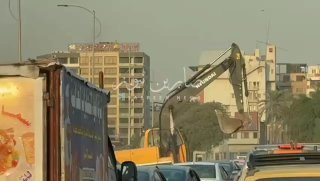 شاهد: غرافة الالية فوق سقوف عجلات المواطنين”. مع نهاية دوام الموظفين وحالة الاخت…