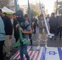 حيث المكان المناسب، تحت الأقدامالعلم الأمريكي و”الإسرائيلي” تحت أقدام الطلاب الإ…