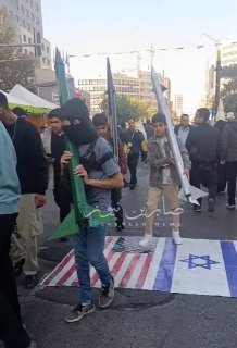 حيث المكان المناسب، تحت الأقدامالعلم الأمريكي و”الإسرائيلي” تحت أقدام الطلاب الإ…