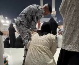 بالفيديو الامن السعودي في الحرم المكي المطهر يعتدي على المعتمرين من النساء والرج…