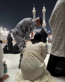 بالفيديو الامن السعودي في الحرم المكي المطهر يعتدي على المعتمرين من النساء والرج…