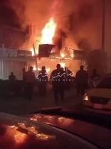 بالفيديواندلاع حريق كبير في محال تجارية وشقة سكنية في محافظة السماوة والدفاع الم…