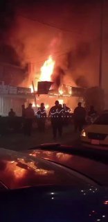 بالفيديواندلاع حريق كبير في محال تجارية وشقة سكنية في محافظة السماوة والدفاع الم…