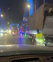 بالفيديو مخالفة انتخابية على الجسر المعلق في بغداد بعد استغلال فرق تابعة لحملات …