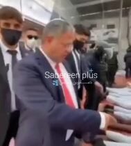 بالفيديو المجرم الصهيوني المتطرف بن غفير ينشر فيديو يظهر فيه أسرى فلسطينيين مكبل…