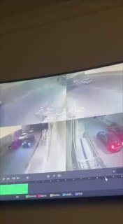 شاهد | بالفيديوكاميرات الـcctv توثق لحظة القاء مجهولين 4 عبوات  صوتية لتهديد احد…