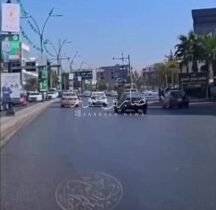 بالفيديو | شاهدسائق عجلة اجرة يدهس شرطي مرور حاول ايقافه مما تسبب بكسر كاحله ولا…