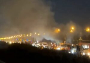 اندلاع حريق بشاحنة وقود على طريق كركوك- اربيل يتسبب بحادث سير بين عدة عجلات وانب…