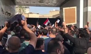 بالفيديوأسر الشهداء تنظم وقفة احتجاجية أمام مؤسسة الشهداء مطالبين بمعالجة عاجلة …