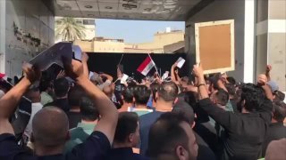 بالفيديوأسر الشهداء تنظم وقفة احتجاجية أمام مؤسسة الشهداء مطالبين بمعالجة عاجلة …