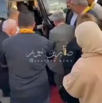 بالفيديو مسؤول في حزب الديمقراطي الكردستاني، التابع للقجقجي مسعود بارزاني، يقوم …