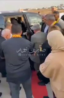 بالفيديو مسؤول في حزب الديمقراطي الكردستاني، التابع للقجقجي مسعود بارزاني، يقوم …