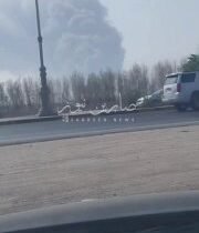 توثيق من زاوية اخرى لمشهد ارتفاع عمود دخان كثيف جراء انفجار توربينات وقود في منط…