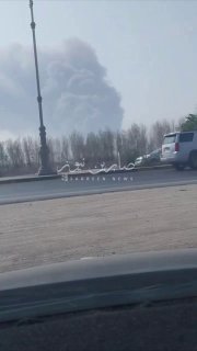 توثيق من زاوية اخرى لمشهد ارتفاع عمود دخان كثيف جراء انفجار توربينات وقود في منط…