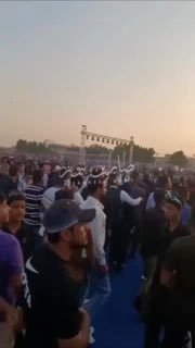 “ابو الاحمر صورتك بالدرون اذا ما اجيبك اني معتب”مهازل ومعارك بالكراسي وسط اطلاق …