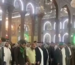 بالفيديو من داخل ضريح الإمام الحسين (عليه السلام)، تشييع جثمانَي الشهيدين اللذين…