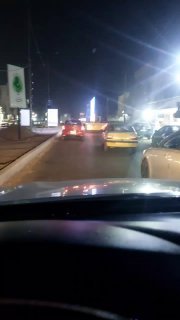 بالفيديو مخالفة انتخابية شاشة عرض دعائية متنقلة تسير وسط الشارع تسببت بازدحام مر…