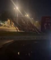 بالفيديومخالفة انتخابية: سقوط لافتة دعاية انتخابية على الأشجار في الجزرة الوسطية…