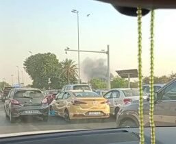 بالفيديو  تصاعد اعمدة الدخان داخل المنطقة الخضراء مقابل مجمع سفارة الاحتلال الأم…