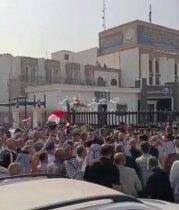 بالفيديوتظاهرات ذوي الشهداء والسجناء السياسيين امام هيئة التقاعد مطالبين بفروقات…