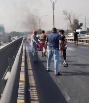 بالفيديواندلاع حريق بعجلة مدنية فوق مجسر منطقة القادسية ببغداد مما تسبب بزحمة مر…