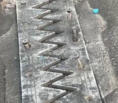 بالفيديو أضرار كبيرة في الجوينات وحفر واسعة على جسر الدورة في بغداد، ما يُشكل خط…