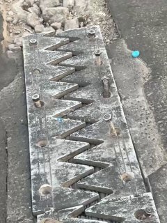 بالفيديو أضرار كبيرة في الجوينات وحفر واسعة على جسر الدورة في بغداد، ما يُشكل خط…