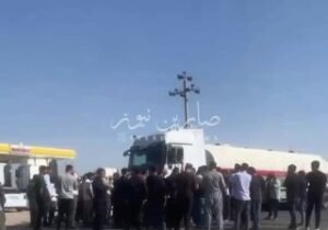 بالفيديو احتجاج عدد من سائقي الشاحنات في منطقة كلكجي وإغلاق الطريق الرابط بين ده…