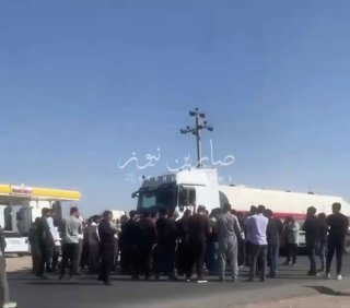 بالفيديو احتجاج عدد من سائقي الشاحنات في منطقة كلكجي وإغلاق الطريق الرابط بين ده…