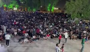 حشود غفيرة من محافظة واسط الان تتجمع لمشاهدة وتشجيع المنتخب الوطني…