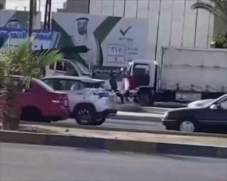 بالفيديو المتداولشجار بين كوادر حملات انتخابية لمرشحين في مدينة الموصل يتحوّل إل…