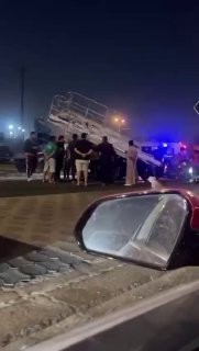 بالفيديو سقوط رافعة على سيارة احد المواطنين أثناء تعليق دعاية انتخابية في حي الع…