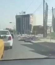 بالفيديو سقوط دعاية انتخابية تعيق حركة السير في تقاطع السبعاوي بالموصل….