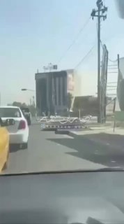 بالفيديو سقوط دعاية انتخابية تعيق حركة السير في تقاطع السبعاوي بالموصل….