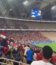 أعمال شغب من الجمهور الإندونيسي ورمي لقناني الماء والنفايات في الملعب هدف أول ل…