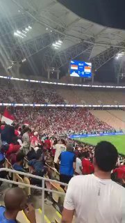 أعمال شغب من الجمهور الإندونيسي ورمي لقناني الماء والنفايات في الملعب هدف أول ل…