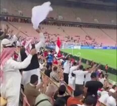 بالفيديو يشعل المشجعون العراقيون الأجواء قبل بداية المباراة بساعتين. نثق بكم وكل…
