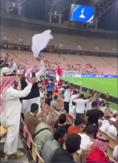 بالفيديو يشعل المشجعون العراقيون الأجواء قبل بداية المباراة بساعتين. نثق بكم وكل…