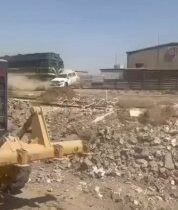 بالفيديو المتداولالتاجي: قطار يسحق عجلة دفع رباعي نوع “لاند كروزر” عند مدخل أبو …
