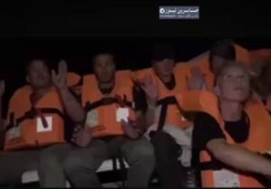 بالفيديو مشاهد توثّق اختطاف الناشطين من قِبل البحرية الصهيونية على متن سفن أسطول…