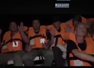 بالفيديو مشاهد توثّق اختطاف الناشطين من قِبل البحرية الصهيونية على متن سفن أسطول…