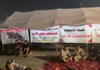 تحديث || بالفيديو استمرار اعتصامات أهالي البصرة في قضاء الدير المطالبين بتوفير ا…