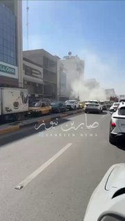 بالفيديو اندلع حريق في عجلة بمنطقة الكرادة عند تقاطع المسبح وسط العاصمة بغداد….